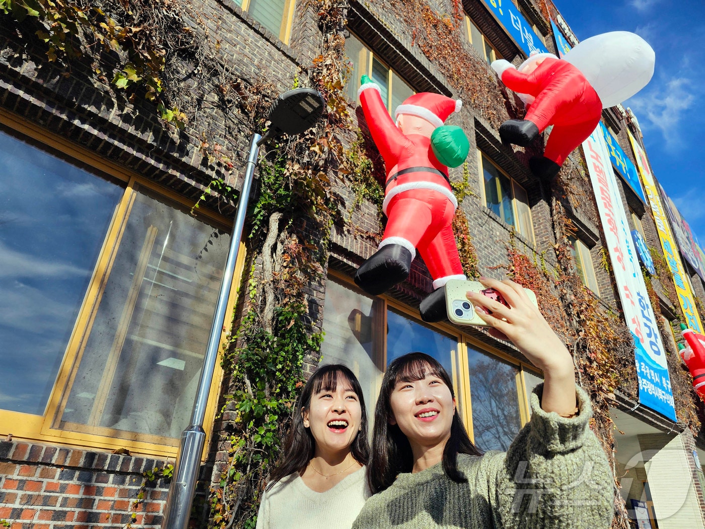 3일 광주 북구청 청사 외벽에 벽타는 산타 조형물이 설치돼 있다. 북구는 크리스마스와 연말을 맞아 지역민들에게 꿈과 희망을 주기 위해 벽타는 산타 조형물을 설치하고 이달말까지 전시할 계획이다.&#40;광주 북구 제공&#41;2024.12.3/뉴스1