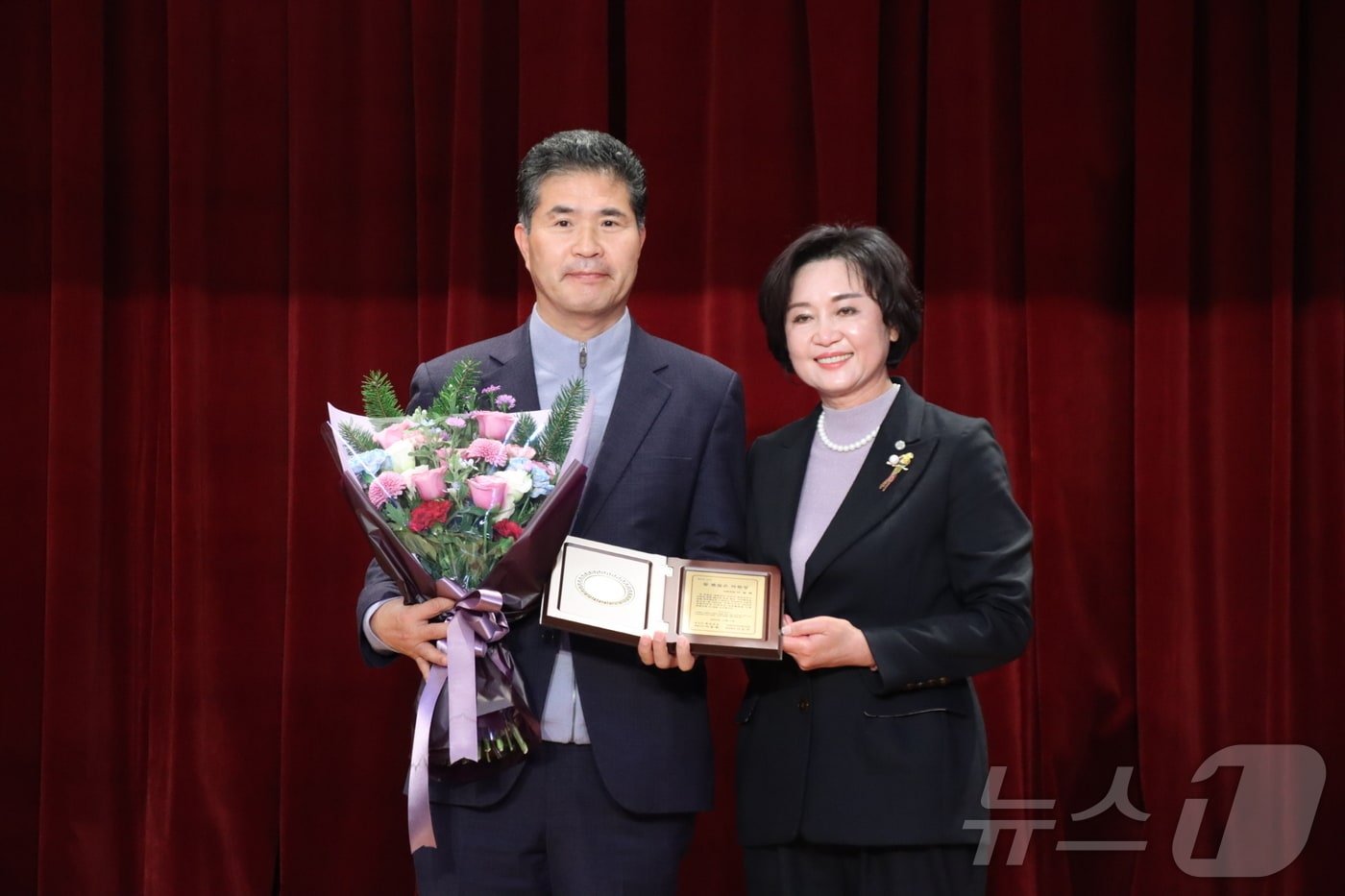 이원택 의원이 3일 한국여성유권자연맹이 주관한 &#39;참 괜찮은 의원상&#39;을 수상했다. 2024.12.3/뉴스1