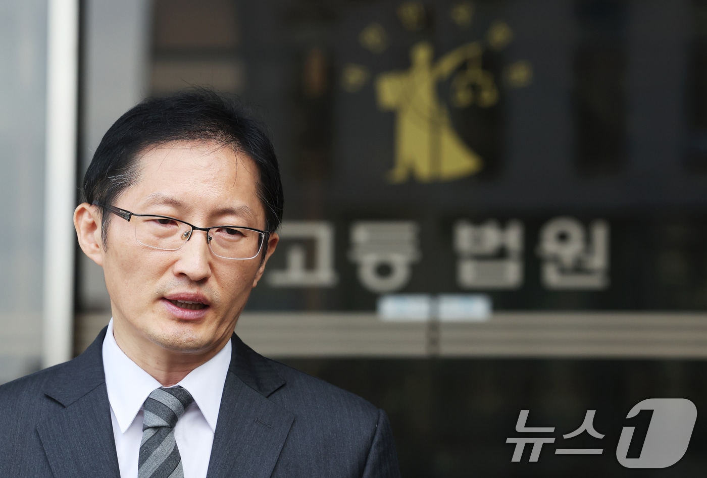 지난 2009년 전남 순천의 한 마을에서 발생한 청산가리 막걸리 살인사건으로 중형을 선고 받은 부녀의 재심 재판이 열린 3일 광주고법에서 법률대리인 박준영 변호사가 재판을 마친 뒤 기자들의 질문에 답하고 있다. 2024.12.3./뉴스1 ⓒ News1 김태성 기자