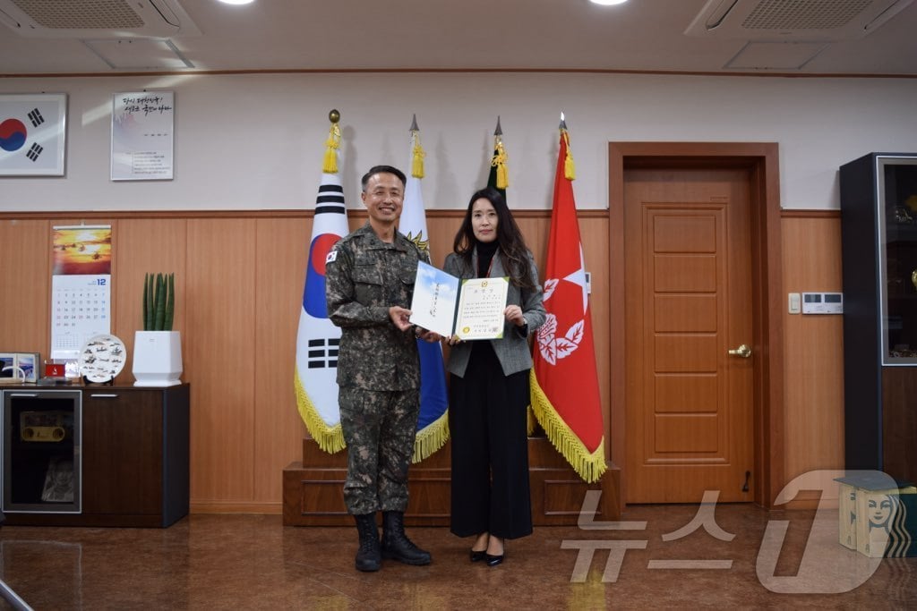 육군이 3일 충남 계룡시 육군본부 군사경찰실에서 강원랜드 측에 군 장병 불법도박 예방 공로로 감사장과 표창장을 전달했다. &#40;강원랜드 제공&#41; 2024.12.3/뉴스1