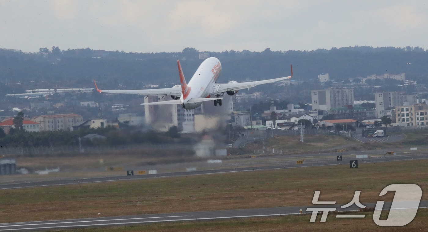 30일 오전 제주국제공항에서 제주항공 여객기가 이륙하고 있다. 2024.12.30/뉴스1 ⓒ News1 오현지 기자