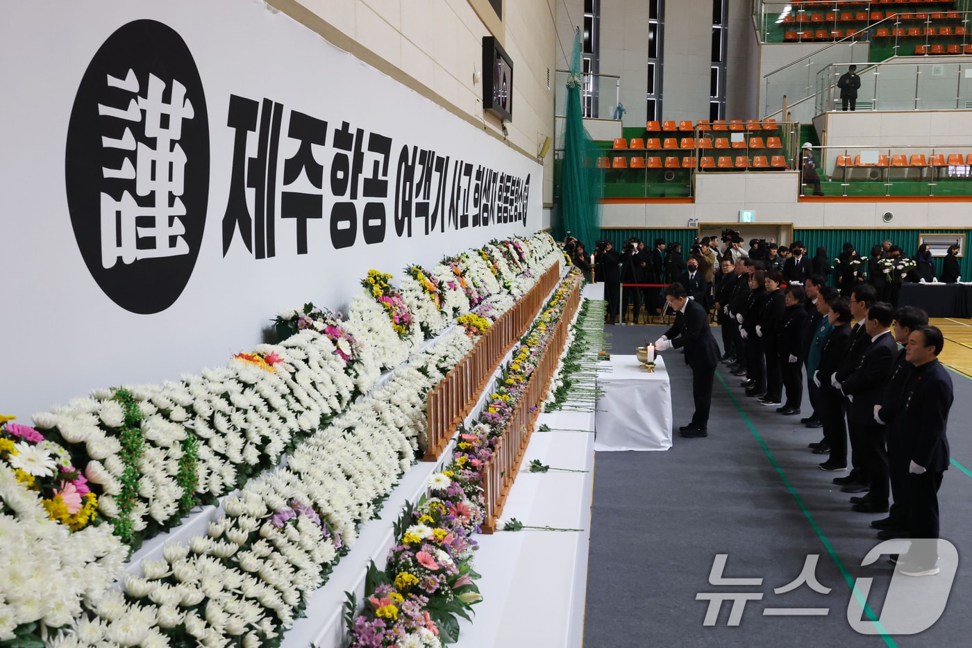 제주항공여객기참사 발생 이틀째인 30일 전남 무안 스포츠파크에 차려진 합동 분향소에서 국민의힘이 조문하고 있다. &#40;공동취재&#41; &#40;사진은 기사 내용과 무관함&#41; 2024.12.30/뉴스1 ⓒ News1 김민지 기자