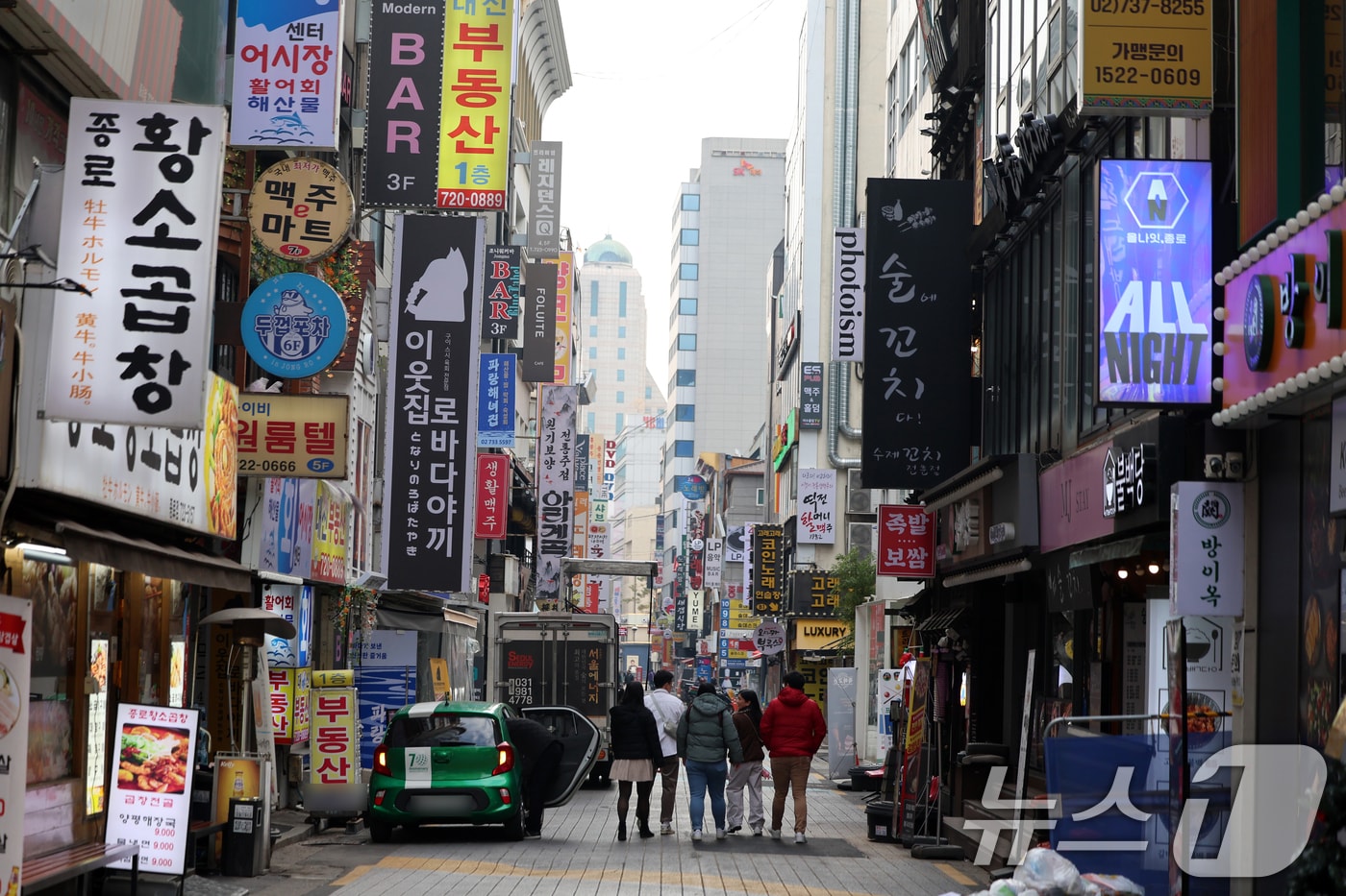 30일 서울 시내 한 먹자골목이 한산하다. 자영업자 대출 연체액이 역대 최대 규모로 나타났다. 국회 행정안전위원회 소속 더불어민주당 양부남 의원이 한국은행으로부터 제출받은 '자영업자 대출 현황'에 따르면 올해 3분기 말 자영업자의 전체 금융기관 대출 잔액은 1064조4000억원으로 추산, 2012년 관련 통계 집계 이래 최대 기록이다. 자영업자의 연체액(1개월 이상 원리금 연체 기준)은 3분기 말 총 18조1000억원으로, 전 분기 대비 2조2000억원 늘면서 역대 최대 규모를 기록했다. 2024.12.30/뉴스1 ⓒ News1 황기선 기자