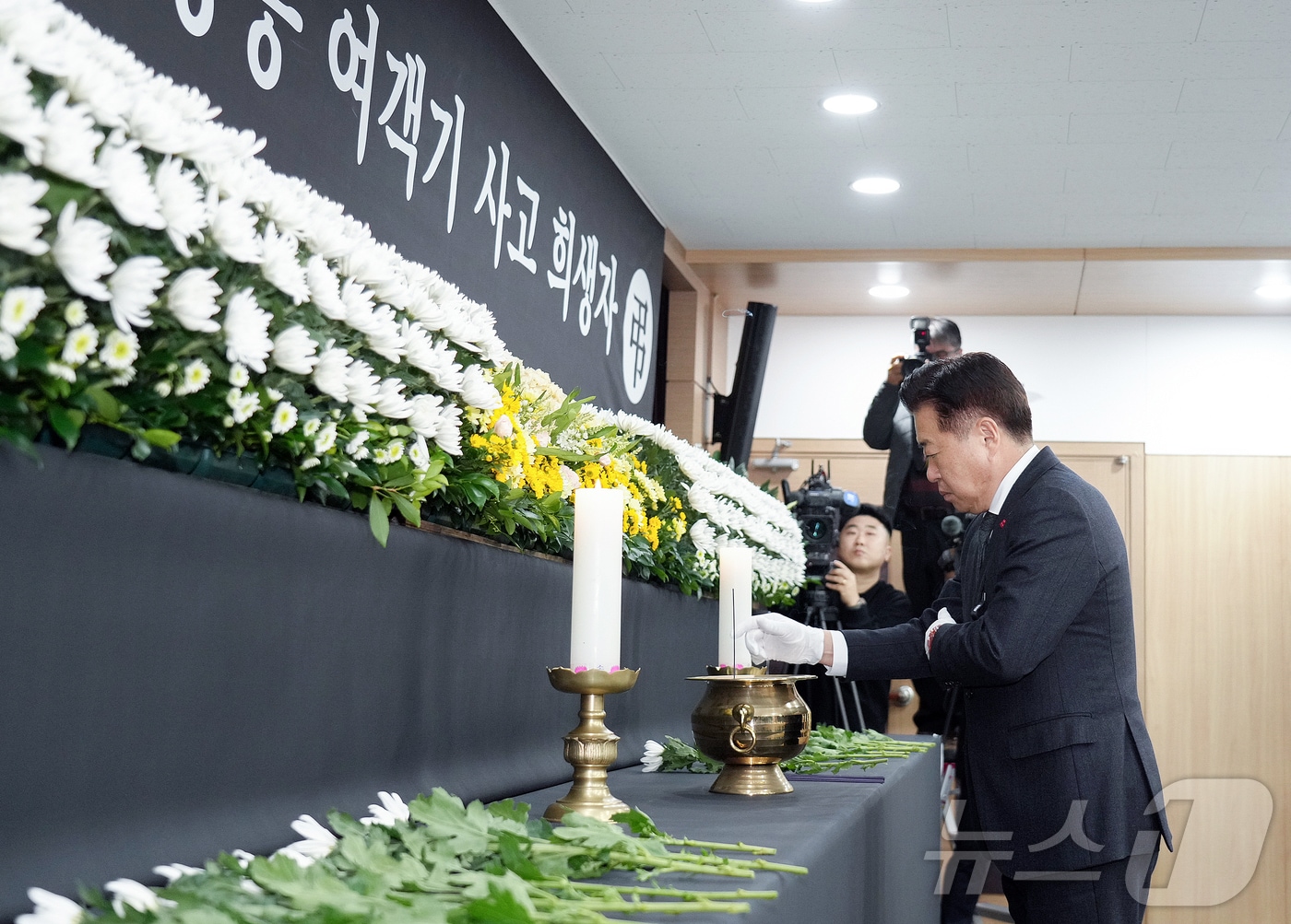 오영훈 제주특별자치도지사가 30일 오후 제주특별자치도의회 의원회관 1층 대회의실에 마련된 '무안공항 제주항공 여객기 사고 희생자 합동분향소'에서 분향하고 있다.2024.12.30/뉴스1 ⓒ News1 오미란 기자