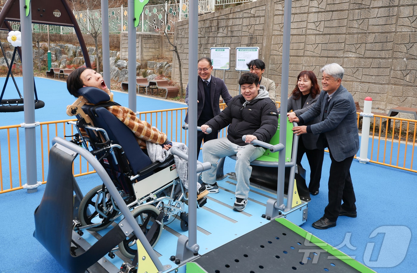 대전해든학교 학생들이 무장애 놀이터에서 김민숙 대전시의원&#40;오른쪽 두번째&#41;, 윤정병 유초등교육과장&#40;오른쪽 첫번째&#41; 등과 기념촬영을 하고 있다.&#40;대전교육청 제공&#41;/뉴스1