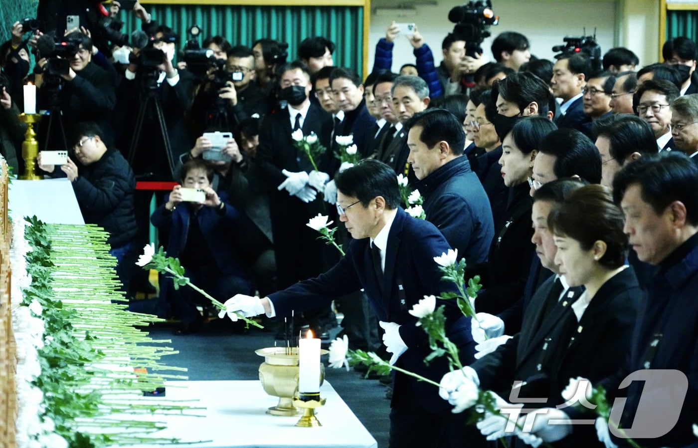 강기정 광주시장이 30일 오전 전남 무안군 무안종합스포츠파크에 마련된 ‘제주항공 여객기 참사 합동분향소’에서 이재명 더불어민주당 대표 등 민주당 지도부들과 함께 참배하고 있다.&#40;광주시 제공&#41;2024.12.30/뉴스1 