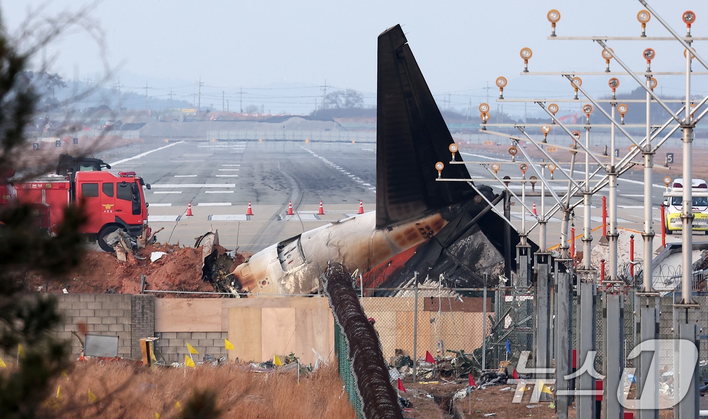 30일 전남 무안군 무안국제공항 활주로에 전날 동체 착륙을 시도하다 충돌 후 폭발한 제주항공 여객기의 흔적과 잔해가 남아 있다. 2024.12.30/뉴스1 ⓒ News1 김성진 기자