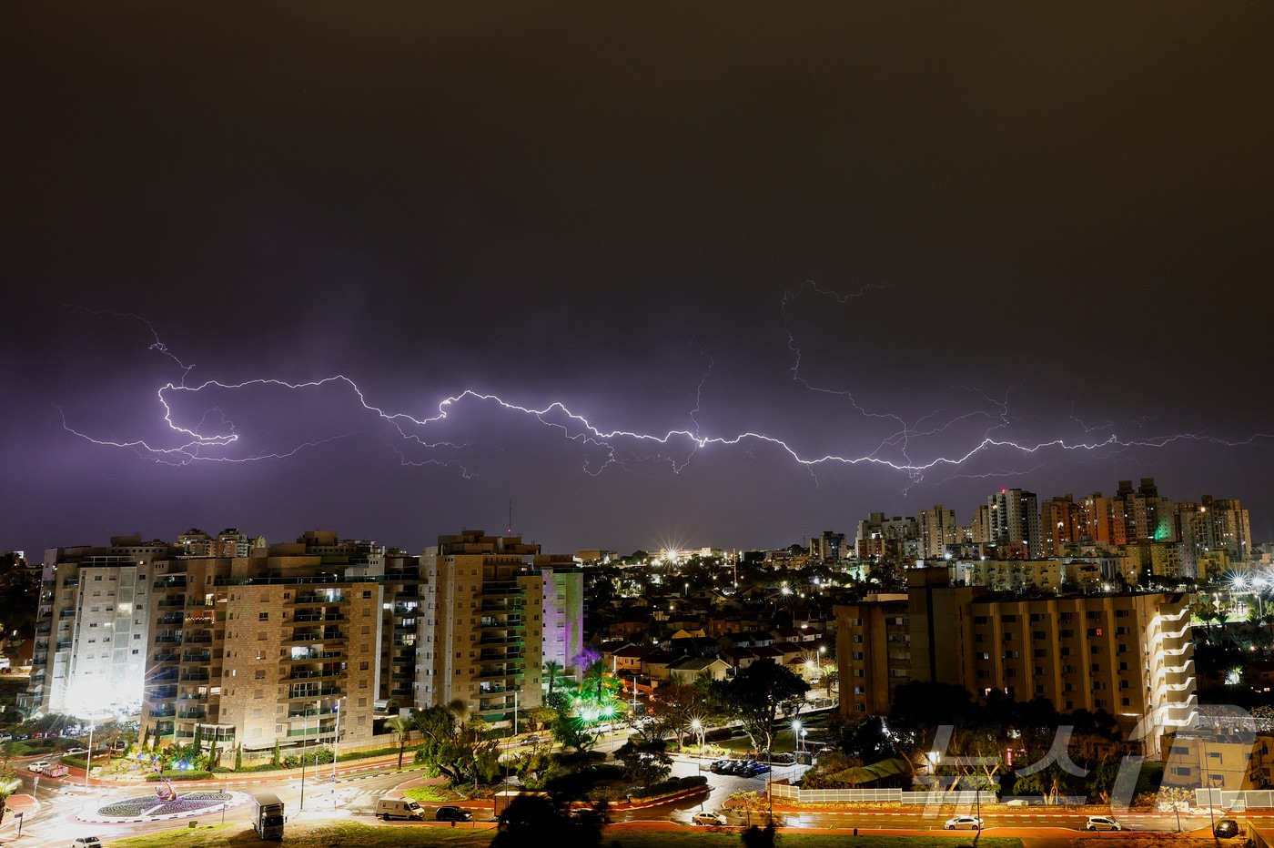 31일(현지시간) 하마스와 전쟁 중인 이스라엘의 아슈켈론 상공에 번개가 번쩍이고 있다. 2024.12.31 ⓒ 로이터=뉴스1 ⓒ News1 우동명 기자