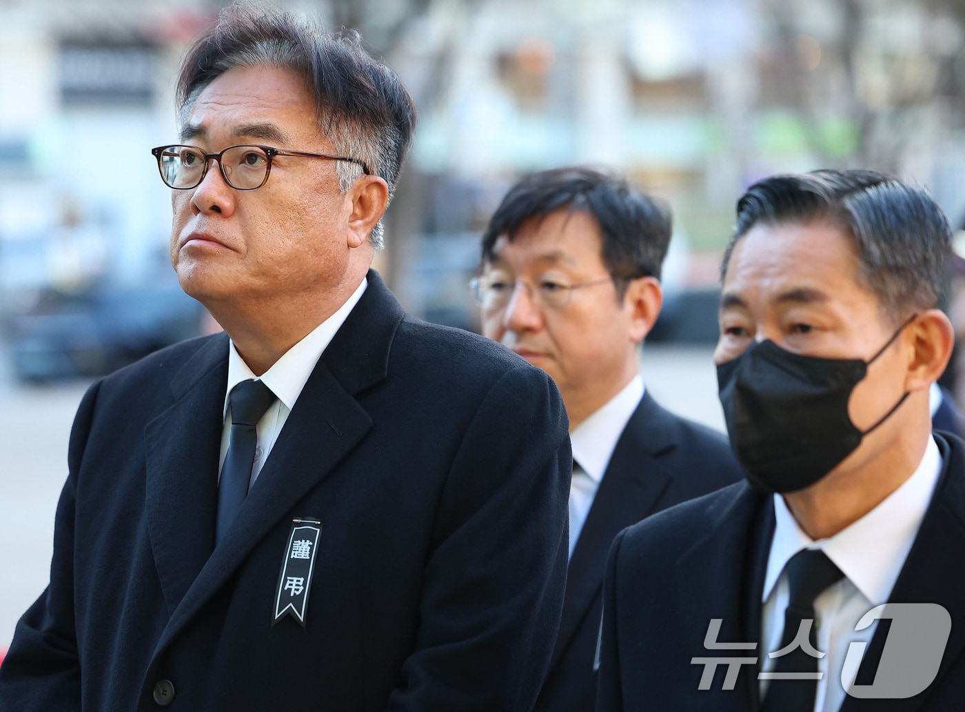 정진석 대통령비서실장(왼쪽)과 신원식 국가안보실장이 31일 오전 서울시청 본관 앞에 마련된 제주항공 여객기 희생자 합동분향소를 찾아 순서를 기다리고 있다. (공동취재) 2024.12.31/뉴스1 ⓒ News1 이동해 기자