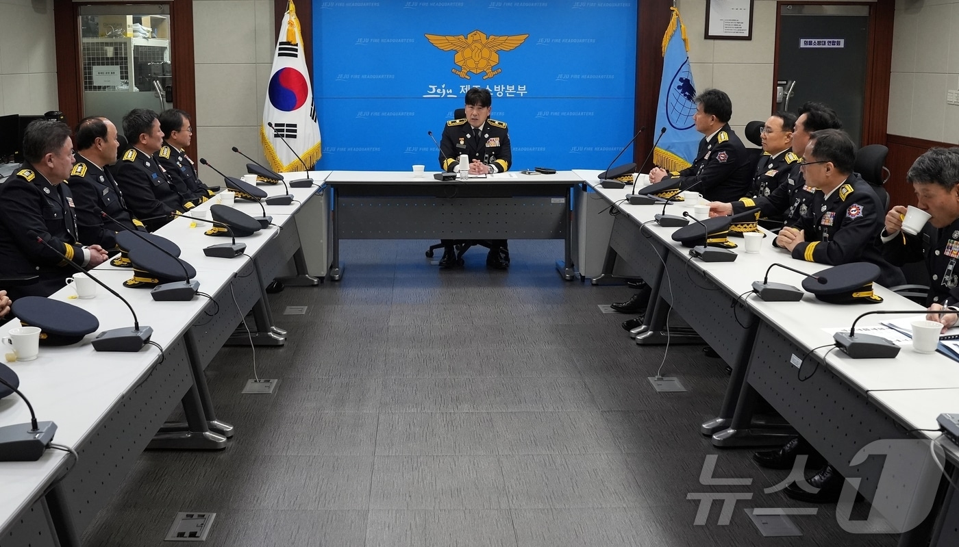 31일자로 제19대 제주특별자치도 소방안전본부장에 취임한 주영국 소방준감(54)이 소방관서 현장지휘관 회의를 열고 있다.(제주도소방안전본부 제공)