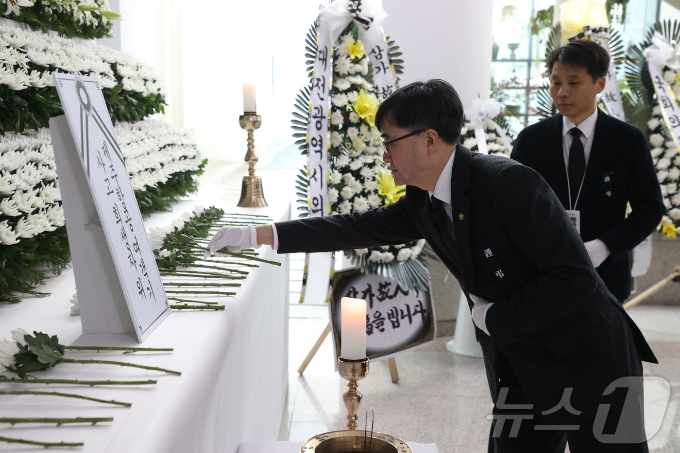 임기근 조달청장&#40;왼쪽&#41;이  &#39;제주항공여객기 사고희생자 합동분향소&#39;를 찾아 애도의 마음을 표하고 있다.&#40;조달청 제공&#41;/뉴스1 