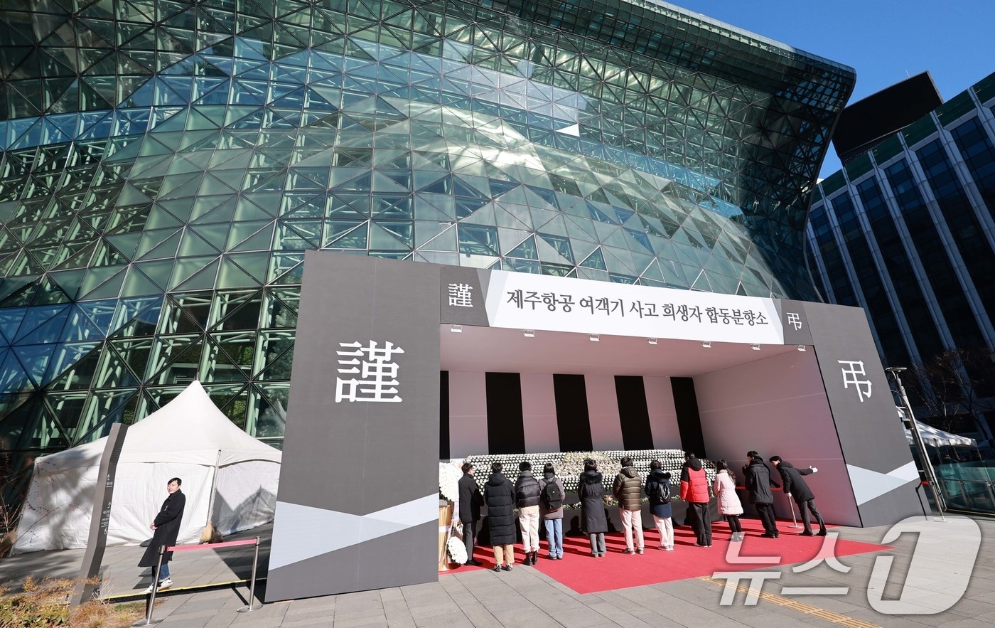 31일 오전 서울 중구 서울시청 앞에 마련된 제주항공 여객기 사고 희생자 합동분향소를 찾은 조문객들이 헌화하고 있다. (공동취재) 2024.12.31/뉴스1 ⓒ News1 이동해 기자