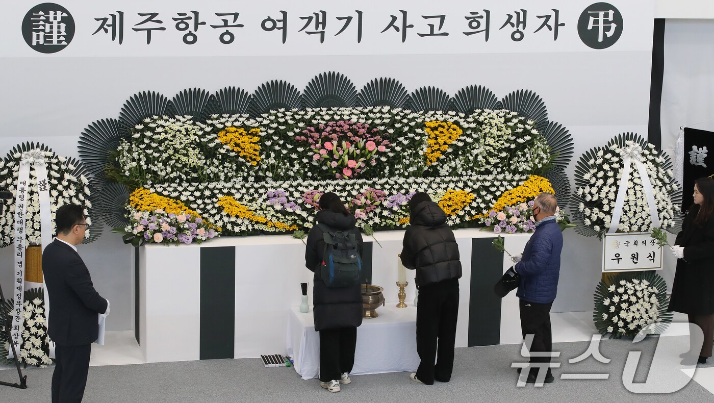 31일 오후 대구 달서구 두류공원 안병근올림픽기념유도관에 마련된 '제주항공 여객기 사고 희생자 합동분향소'를 찾은 시민들이 희생자를 애도하는 헌화와 묵념을 하고 있다. 2024.12.31/뉴스1 ⓒ News1 공정식 기자