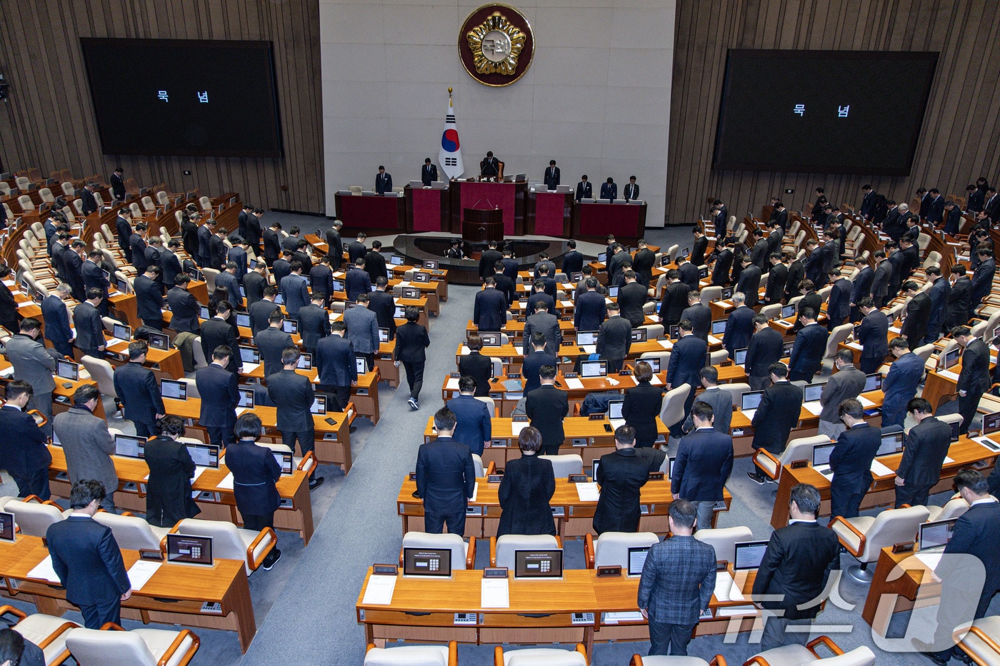 우원식 국회의장을 비롯한 여야 의원들이31일 오후 서울 여의도 국회 본회의장에서 열린 제420회 국회&#40;임시회&#41; 제3차 본회의에서 무안 제주항공 사고 희생자를 기리며 묵념하고 있다. 2024.12.31/뉴스1 ⓒ News1 이재명 기자