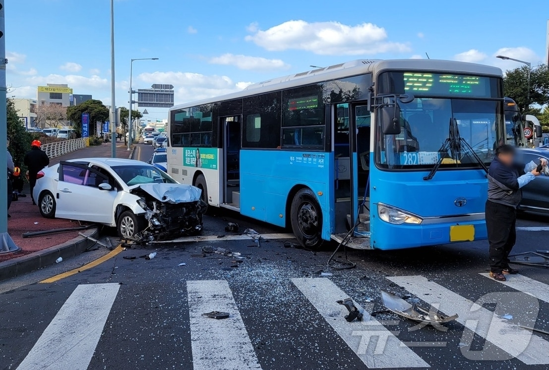 31일 오후 제주시 오라일동에서 시내버스와 승용차가 충돌하는 사고가 발생했다.&#40;제주도소방안전본부 제공&#41;