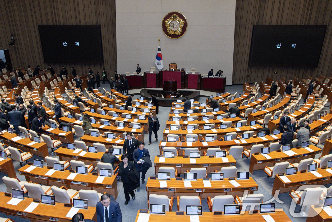 31일 오후 서울 여의도 국회 본회의장에서 열린 제420회 국회&#40;임시회&#41; 제3차 본회의가 산회되자 여야 의원들이 본회의장을 나서고 있다. 2024.12.31/뉴스1 ⓒ News1 이재명 기자