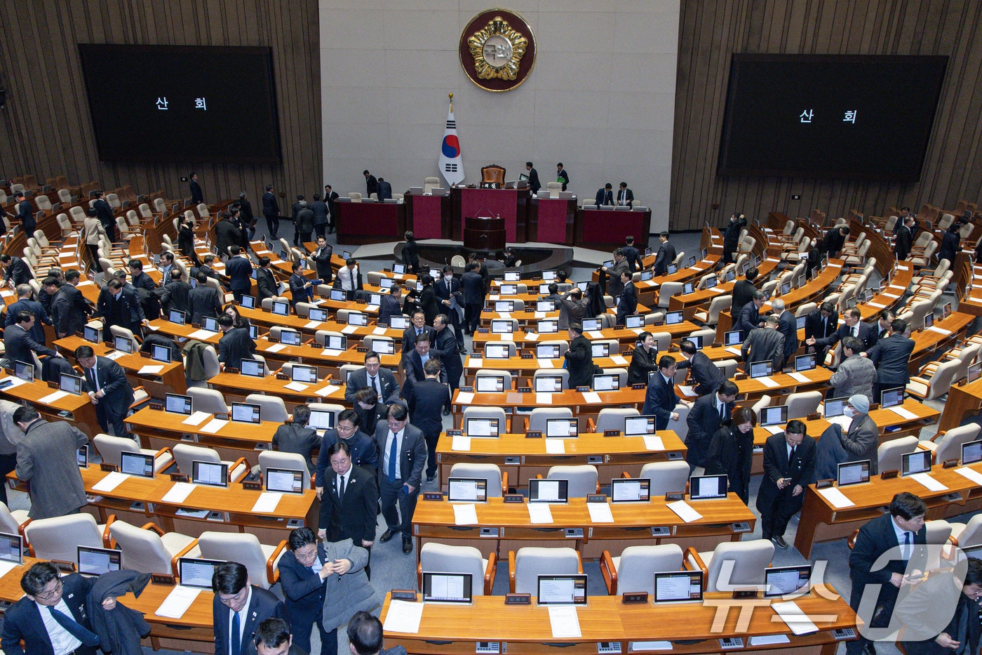 31일 오후 서울 여의도 국회 본회의장에서 열린 제420회 국회&#40;임시회&#41; 제3차 본회의가 산회되자 여야 의원들이 본회의장을 나서고 있다. 2024.12.31/뉴스1 ⓒ News1 이재명 기자