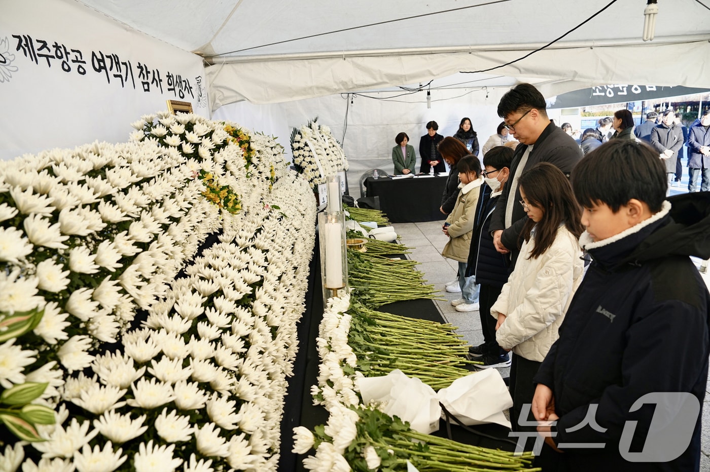 31일 오후 동구 5·18민주광장에 마련된 ‘제주항공 여객기 참사 희생자 합동분향소’를 찾은 시민들이 희생자를 추모하고 있다.&#40;광주시 제공&#41;2024.12.31/뉴스1 ⓒ News1 박준배 기자