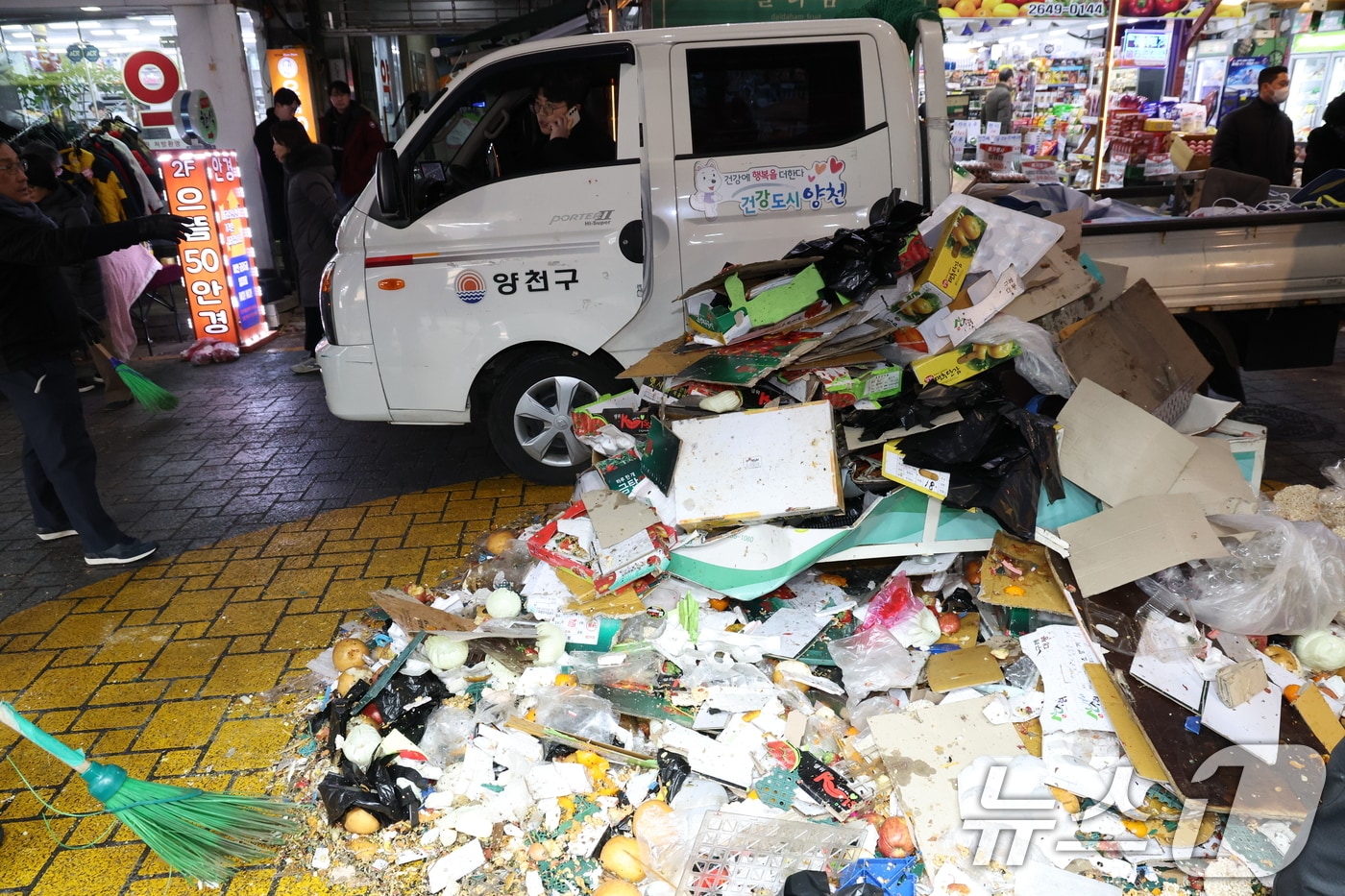 31일 서울 양천구 목동깨비시장에 차량이 돌진해 관계자들이 사고 수습작업을 하고 있다. 경찰과 소방에 따르면 이날 오후 4시 18분에 서울 양천구 목동깨비시장 후문에서 70대 남성 A씨가 운전하던 에쿠스 차량 1대가 돌진하는 사고가 발생했다. 현재까지 파악된 부상자는 11명이다. 이중 4명은 중상을 입었고, 나머지 7명은 경상을 입은 것으로 파악됐다. 2024.12.31/뉴스1 ⓒ News1 김명섭 기자