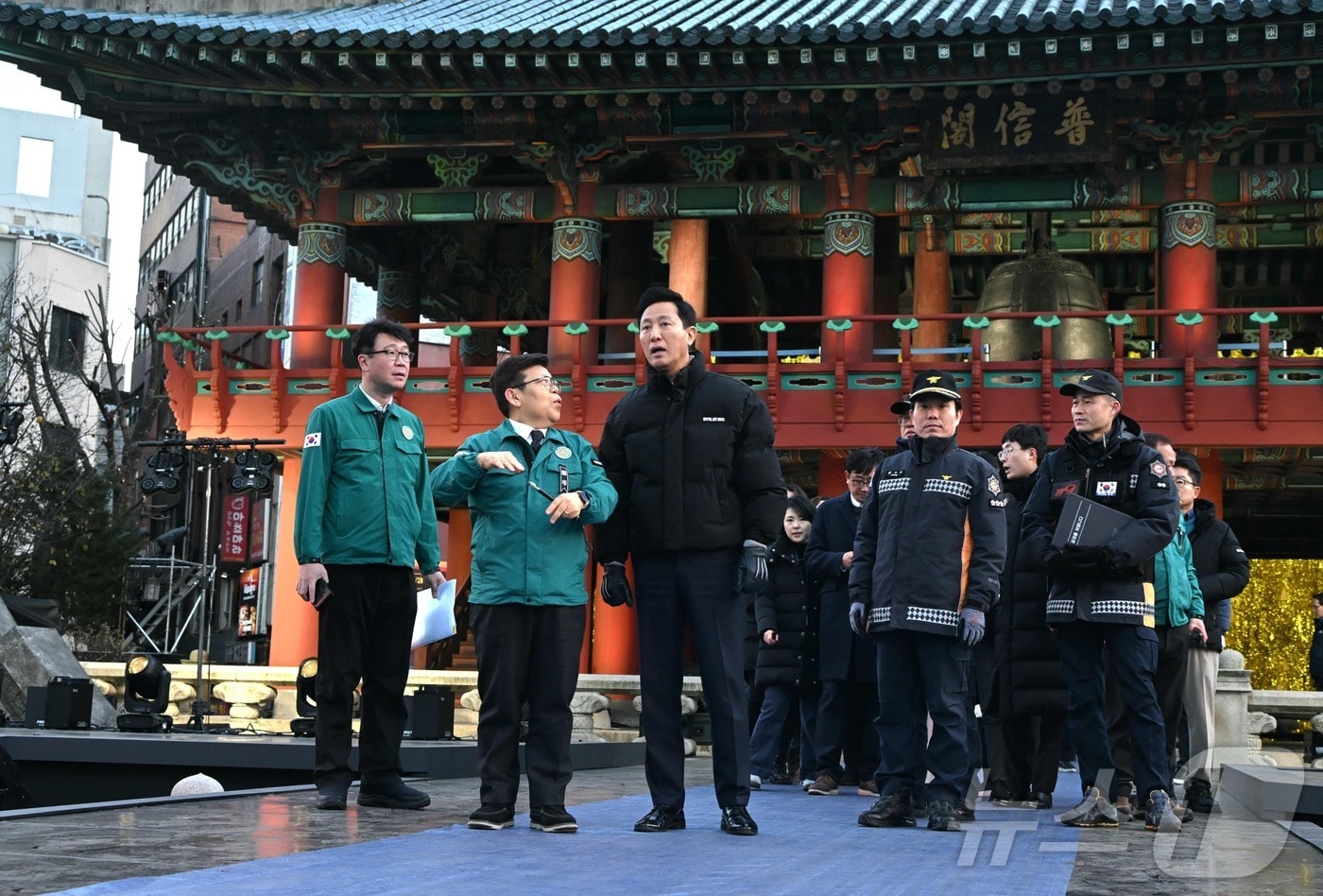 오세훈 서울시장이 타종 행사장 일대를 점검하는 모습. &#40;서울시 제공&#41;ⓒ 뉴스1