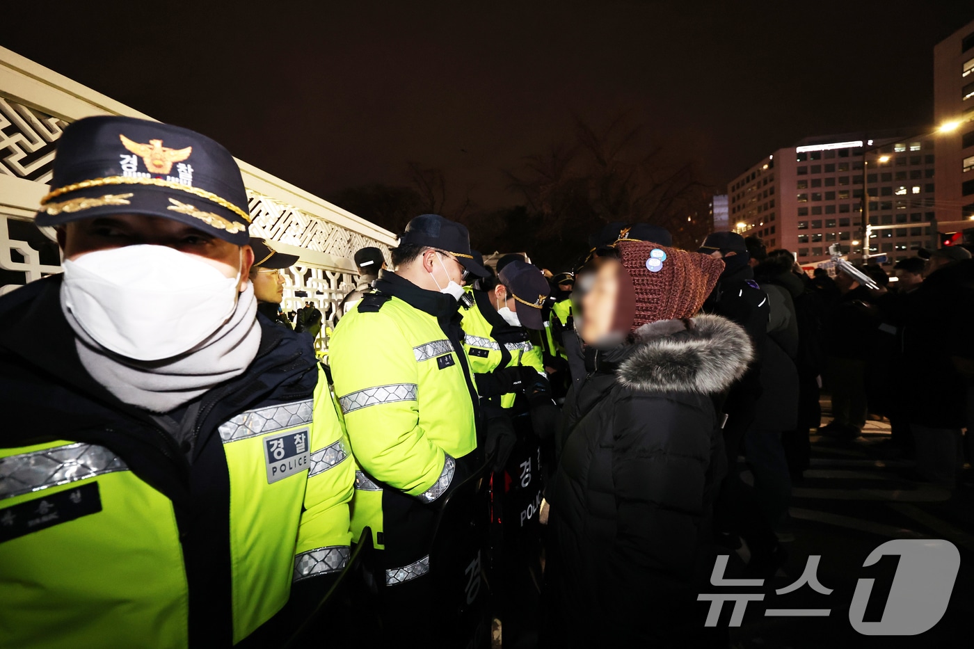 윤석열 대통령이 전격적으로 계엄령을 선포한 3일 밤 서울 여의도 국회 정문 앞에서 경찰병력이 출입을 통제하고 있다.2024.12.3/뉴스1 ⓒ News1 구윤성 기자