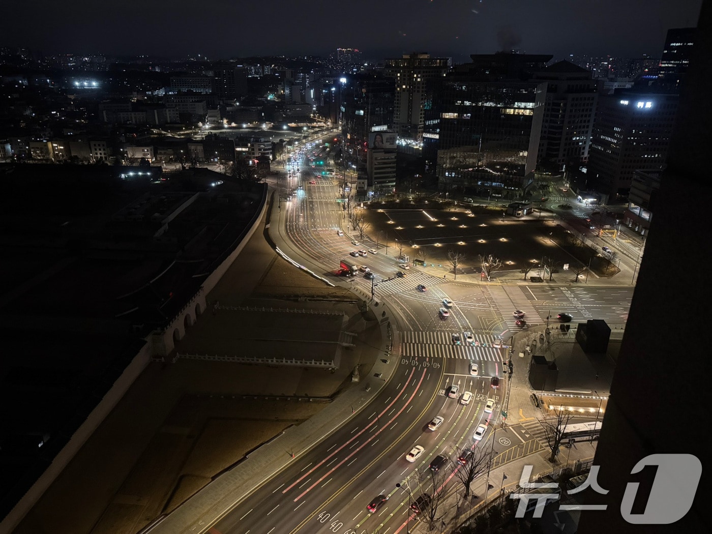 윤석열 대통령이 전격적으로 계엄령을 선포한 3일 밤 정부서울청사에서 바라본 광화문 도심에 적막이 흐르고 있다. 2024.12.3/뉴스1 ⓒ News1 허경 기자