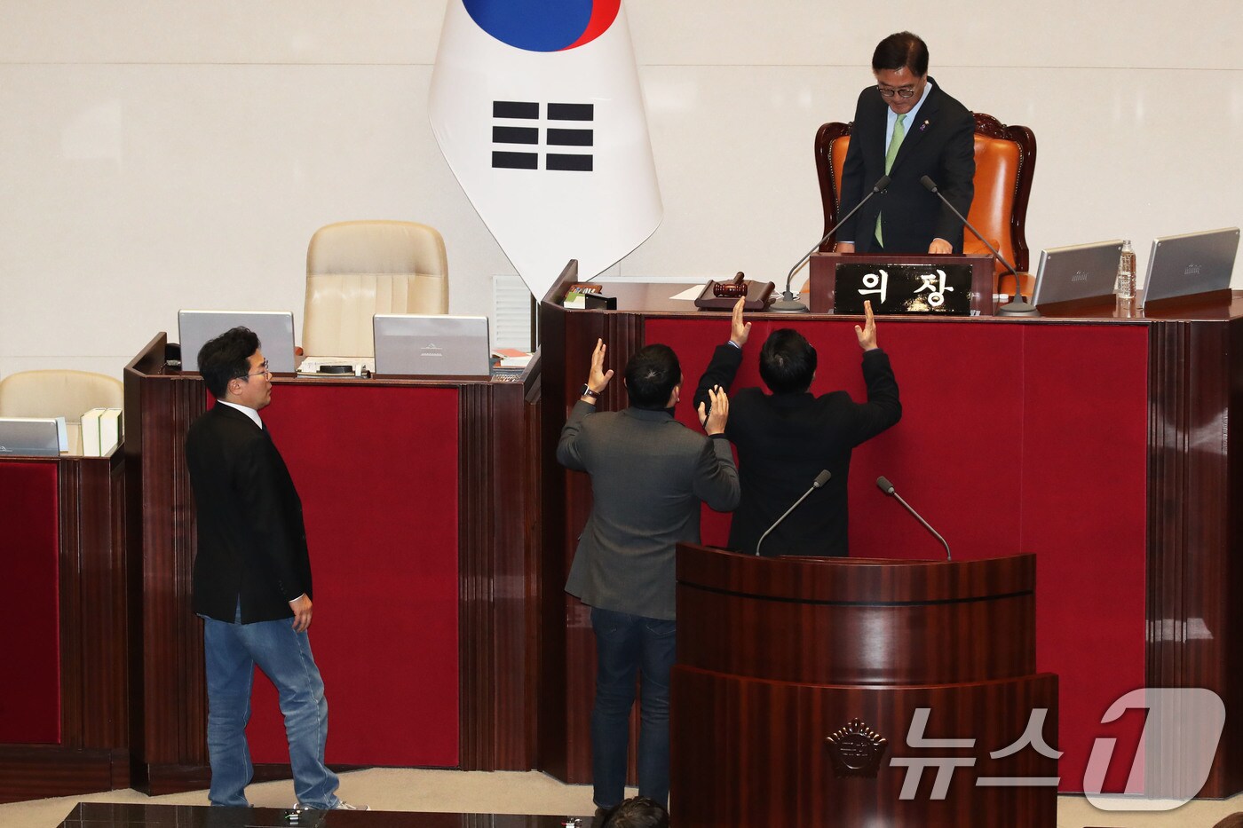 2024년 12월 3일 밤 윤석열 대통령이 비상계엄령을 선포한 다음날 새벽 (4일)서울 여의도 국회 본회의장에서 박찬대 더불어민주당 원내대표와 박성준 원내수석부대표, 김용민 의원이 우원식 국회의장에게 본회의 개의를 요청하고 있다. .2024.12.4/뉴스1 ⓒ News1 이광호 기자