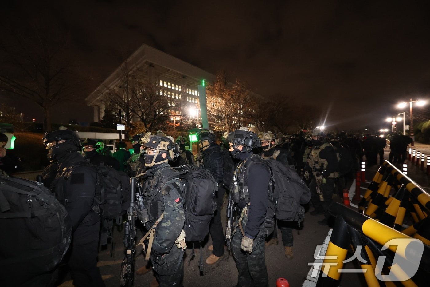 윤석열 대통령의 비상계엄 해제 요구 결의안이 국회 본회의에서 통과된 4일 새벽 무장 계엄군이 국회를 나서고 있다. 여야는 이날 본회의에서 재석 190명 중 찬성 190명으로 비상계엄 해제 요구 결의안을 가결 처리했다. 이에 따라 계엄령 선포는 무효가 됐다고 국회의장실은 설명했다. 2024.12.4/뉴스1 ⓒ News1 박지혜 기자