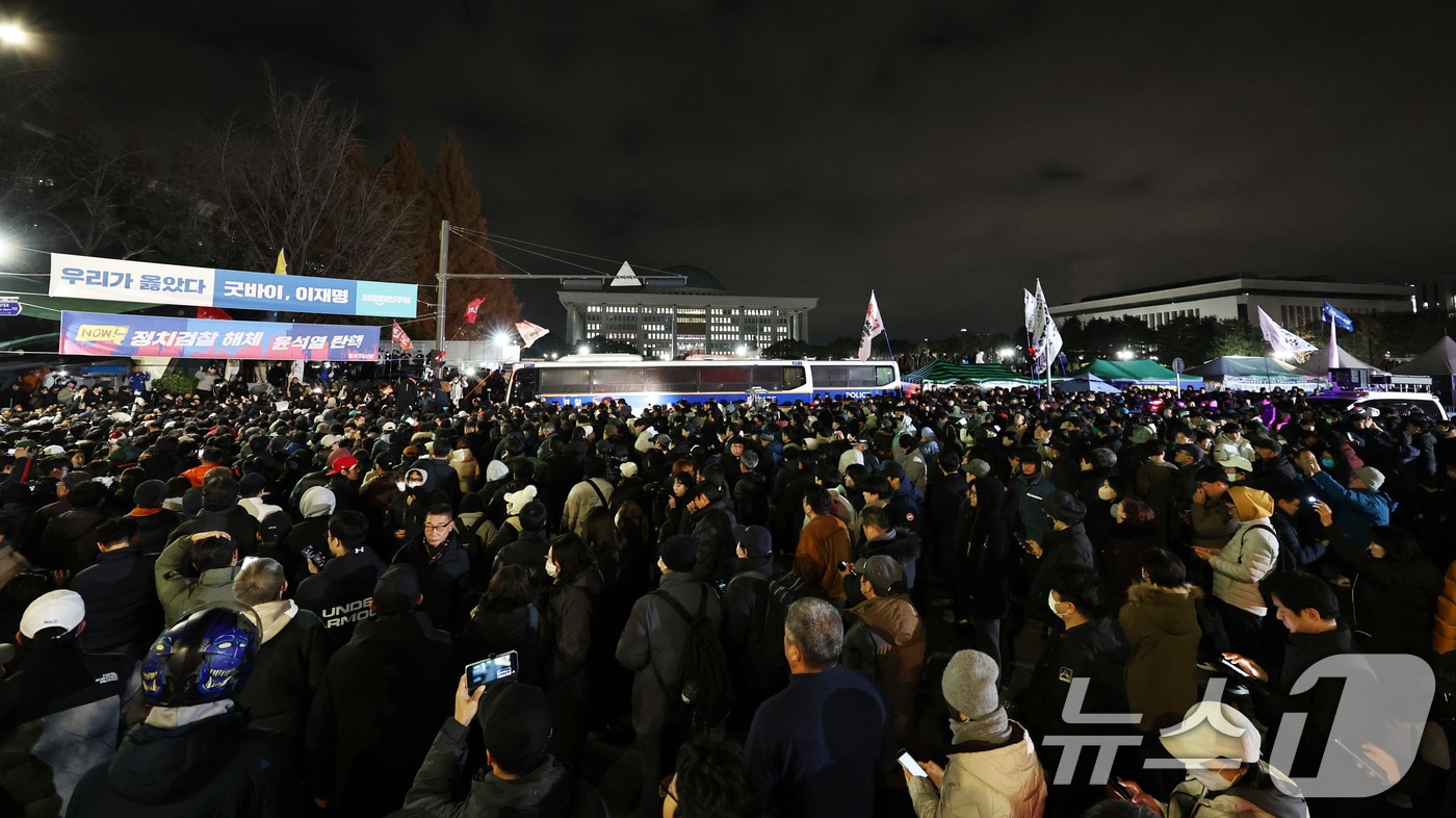 윤석열 대통령이 비상계엄령을 선포한 가운데 4일 새벽 서울 여의도 국회 앞에 모인 시민들이 &#34;계엄 해제＂ 구호를 외치고 있다. 2024.12.4/뉴스1 ⓒ News1 구윤성 기자