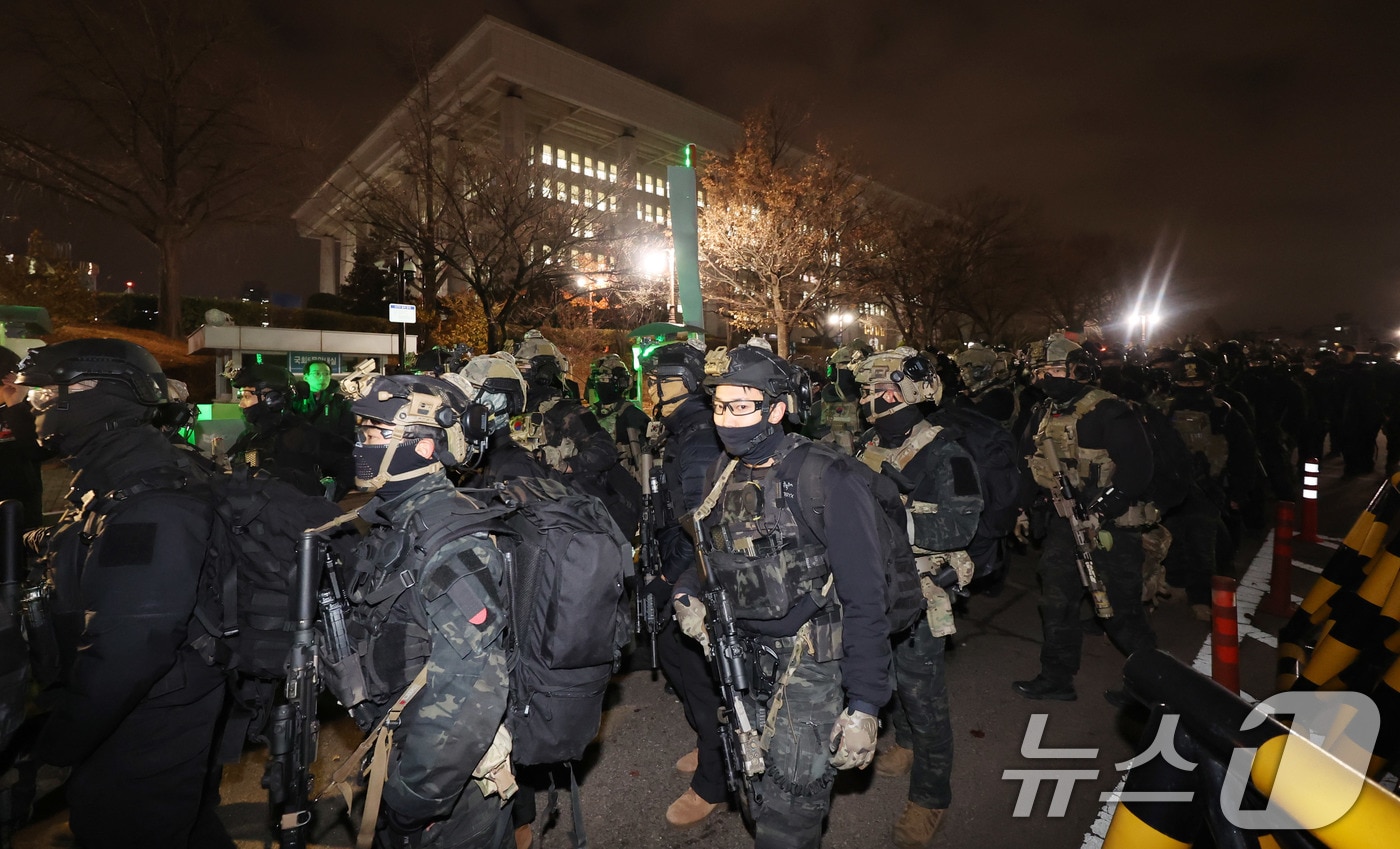 윤석열 대통령의 비상계엄 해제 요구 결의안이 국회 본회의에서 통과된 4일 새벽 무장 계엄군이 국회를 나서고 있다. 여야는 이날 본회의에서 재석 190명 중 찬성 190명으로 비상계엄 해제 요구 결의안을 가결 처리했다. 이에 따라 계엄령 선포는 무효가 됐다고 국회의장실은 설명했다. 2024.12.4/뉴스1 ⓒ News1 박지혜 기자