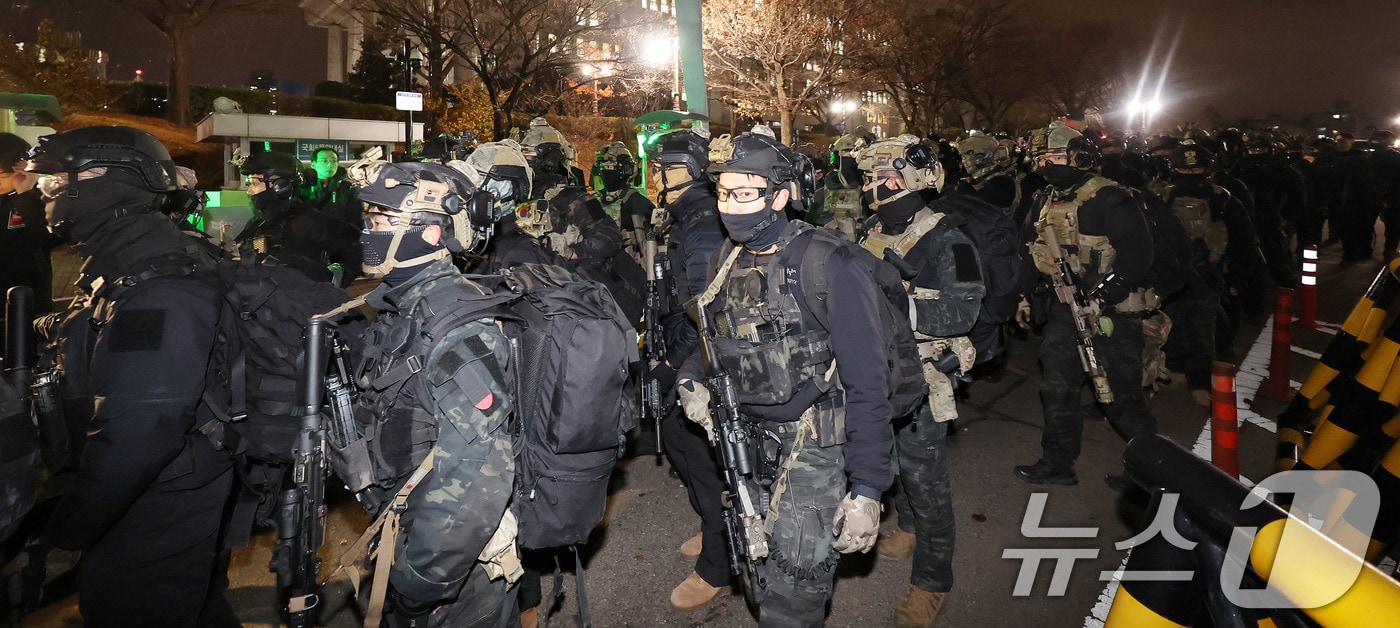 윤석열 대통령의 비상계엄 해제 요구 결의안이 국회 본회의에서 통과된 4일 새벽 무장 계엄군이 국회를 나서고 있다. 2024.12.4/뉴스1 ⓒ News1 박지혜 기자