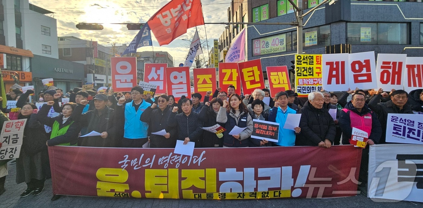 윤석열 퇴진 전북운동본부는 4일 오전 전주 충경로사거리에서 긴급회견을 열고 지난 밤 윤 대통령의 비상계엄 선포에 대한 책임을 묻고 사퇴를 촉구했다. 2024.12.4/뉴스1 신준수 기자