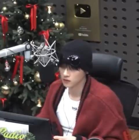 계엄령 속보를 전하는 몬스타엑스 아이엠. (KBS 쿨 FM '키스 더 라디오' 갈무리)