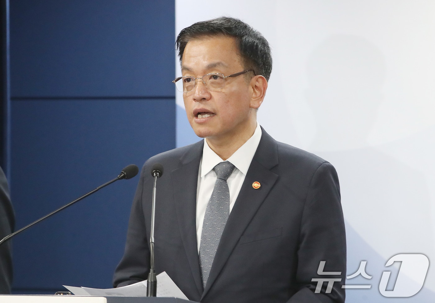 최상목 경제부총리 겸 기획재정부 장관이 비상계엄이 해제된 4일 서울 종로구 정부서울청사에서 긴급 경제관계장관회의 결과 관련 브리핑을 하고 있다. 2024.12.4/뉴스1 ⓒ News1 임세영 기자