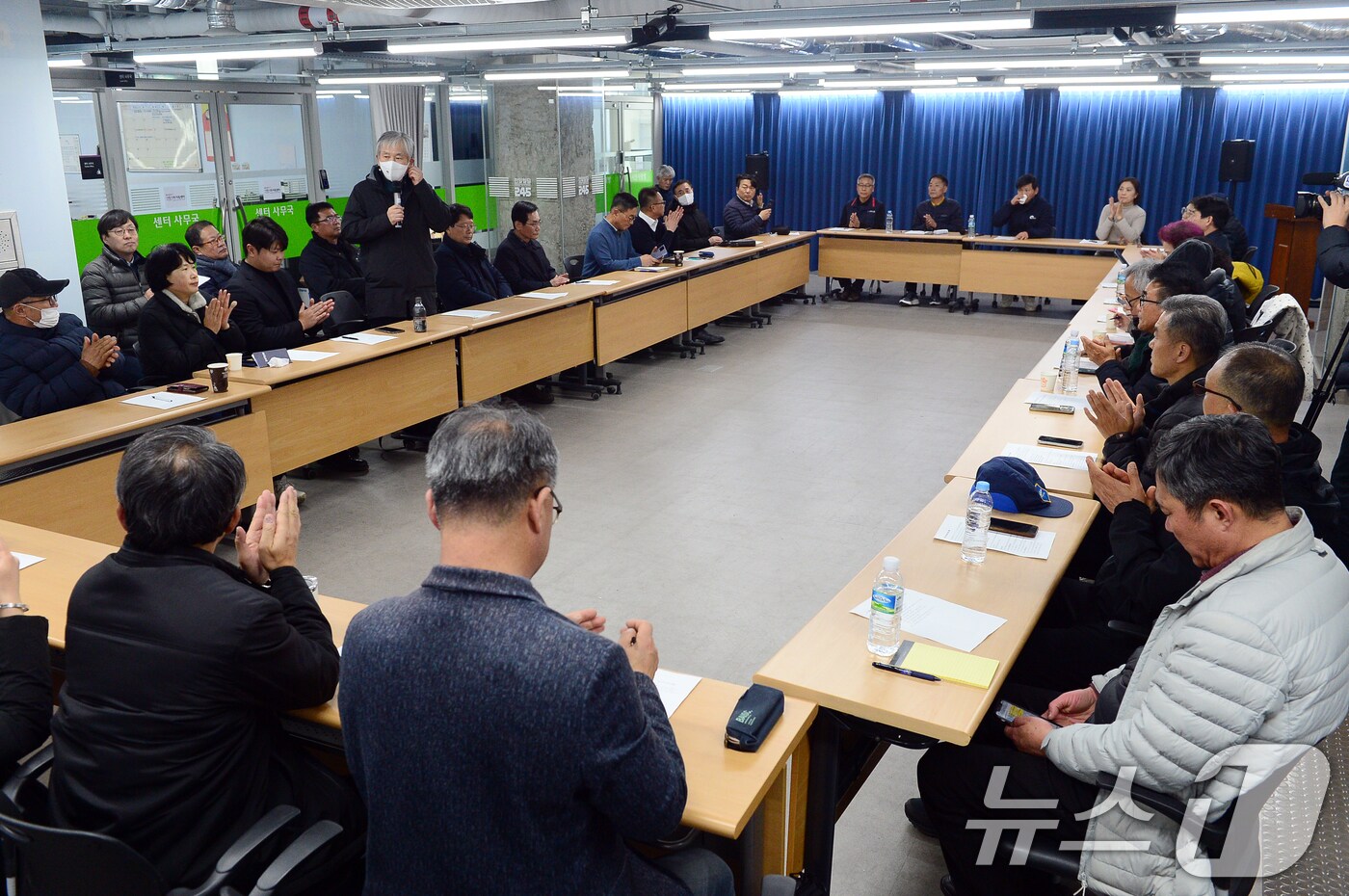 광주 시민사회단체 대표자들이 4일 광주 동구 전일빌딩245에서 윤석열 대통령의 비상계엄 선포·해제에 대응하기 위한 회의를 열고 있다. 2024.12.4/뉴스1 ⓒ News1 이승현 기자