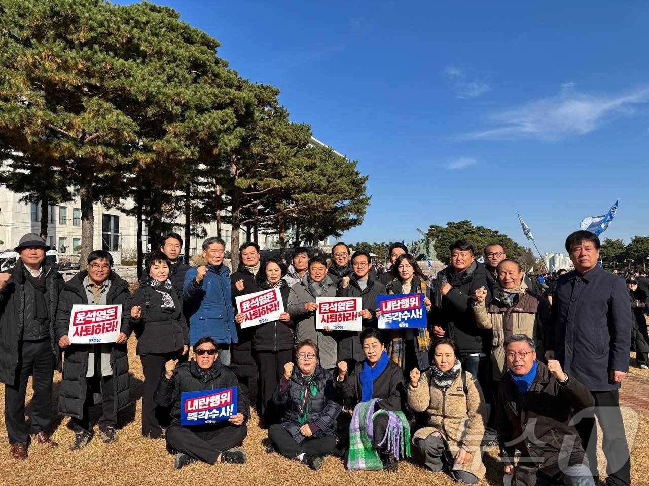 군산시의회 의원들이 4일 비상계엄을 선포한 윤석열 대통령의 하야를 촉구하고 있다.&#40;군산시의회 제공&#41; 2024.12.4/뉴스1