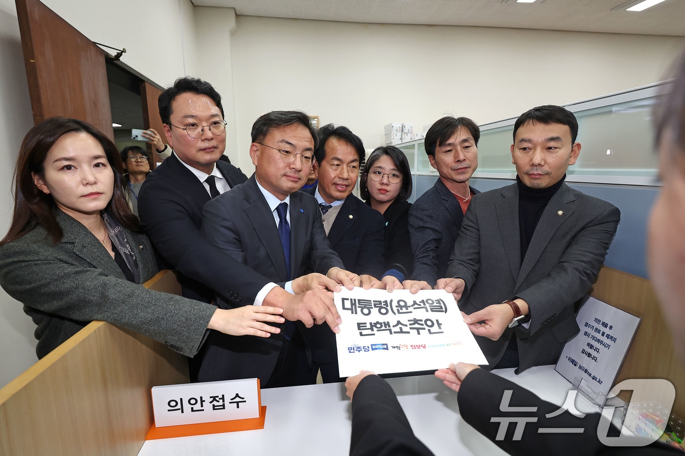 김용민 더불어민주당 의원(오른쪽부터), 한창민 사회민주당 대표, 용혜인 기본소득당 대표, 윤종오 진보당 원내대표, 신장식 조국혁신당 의원, 천하람 개혁신당 원내대표, 이주영 개혁신당 의원이 4일 서울 여의도 국회에서 야6당이 공동발의한 윤석열 대통령 탄핵소추안을 제출하고 있다. (공동취재) 2024.12.4/뉴스1 ⓒ News1 안은나 기자