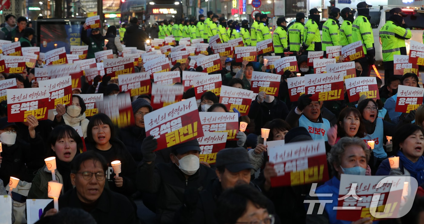 4일 전북자치도 전주시 전주객사 앞에서 열린 &#39;윤석열 퇴진 비상 촛불집회&#39;에서 참가자들이 윤석열 대통령 퇴진을 촉구하고 있다. 2024.12.4/뉴스1 ⓒ News1 유경석 기자