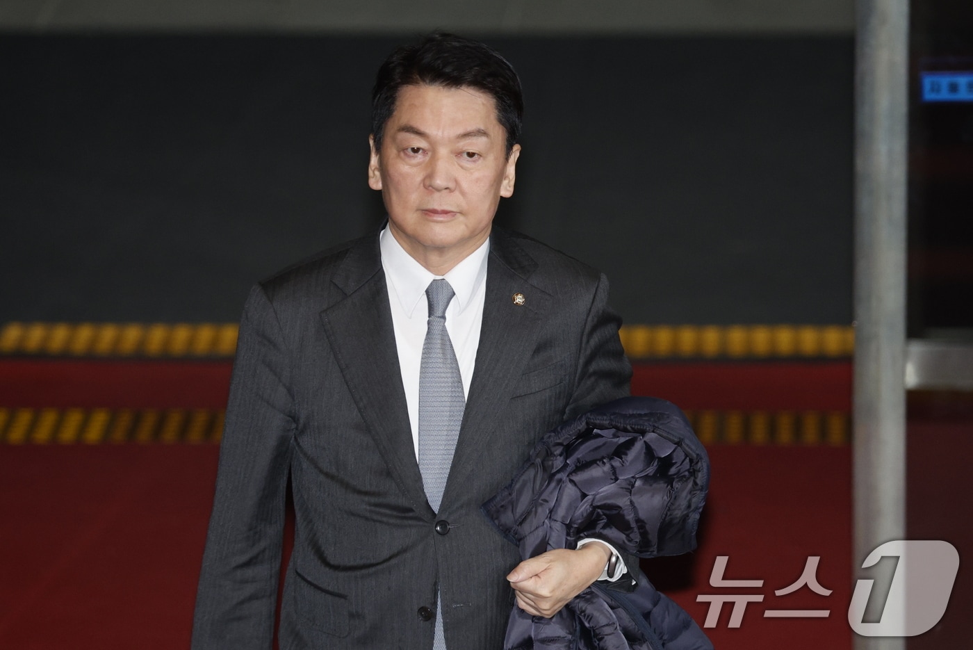 안철수 국민의힘 의원이 4일 저녁 서울 여의도 국회에서 본회의 대통령 탄핵안 보고 관련 논의를 위해 비공개 의원총회에 참석하고 있다. 2024.12.4/뉴스1 ⓒ News1 안은나 기자