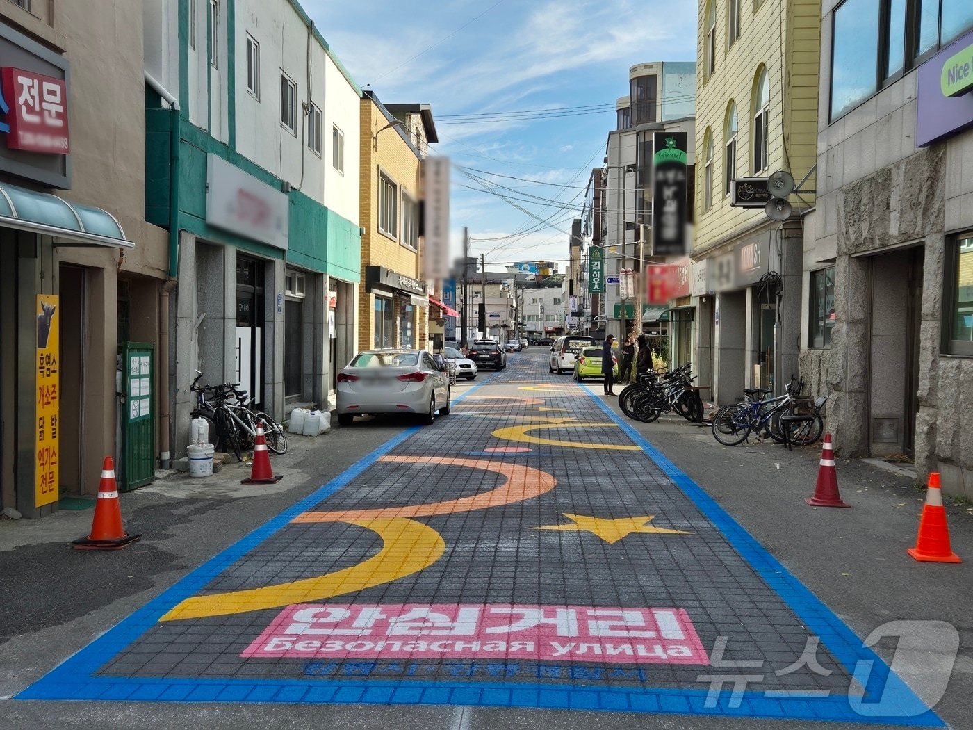 강원 강릉시가 옥가로 19번길 외국인근로지원센터 앞 도로 120m 구간에 조성한 여성친화 안심거리.(강릉시 제공) 2024.12.5/뉴스1