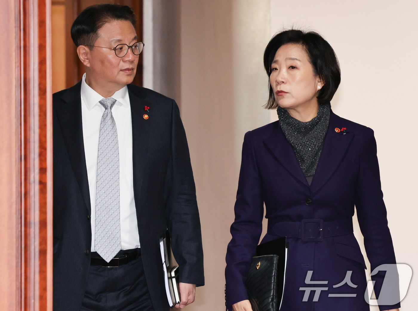 오영주 중소벤처기업부 장관(오른쪽)과 방기선 국무조정실장이 5일 서울 종로구 정부서울청사에서 열린 국정현안관계장관회의에 참석하고 있다. 2024.12.5/뉴스1 ⓒ News1 허경 기자