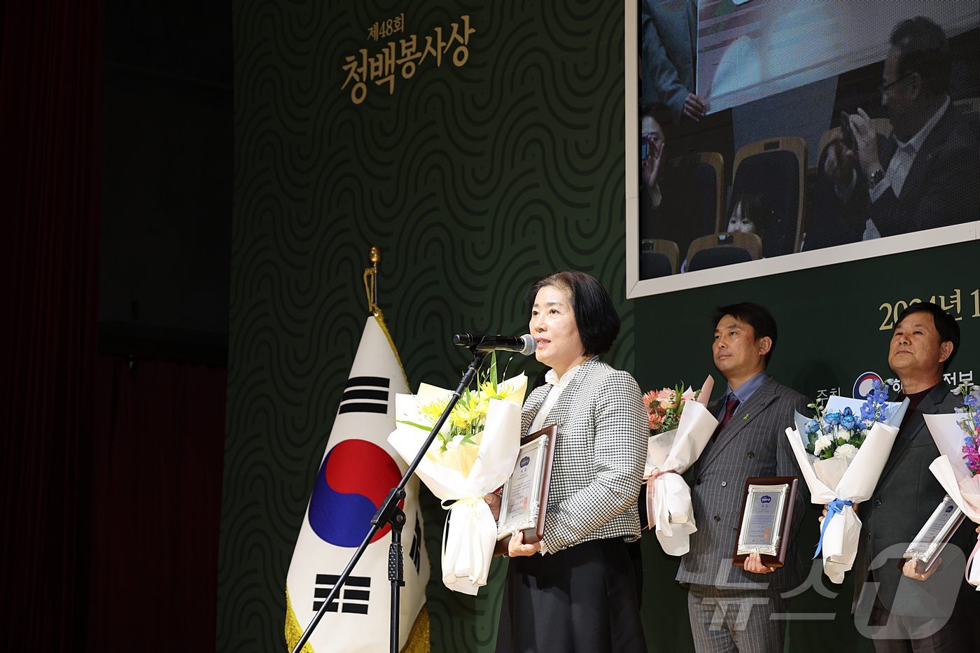 광주 남구청 고영미 사무관&#40;58&#41;이 청백봉사상 수상 후 소감을 바료하고 있는 모습.&#40;광주 남구 제공&#41;2024.12.5/뉴스1