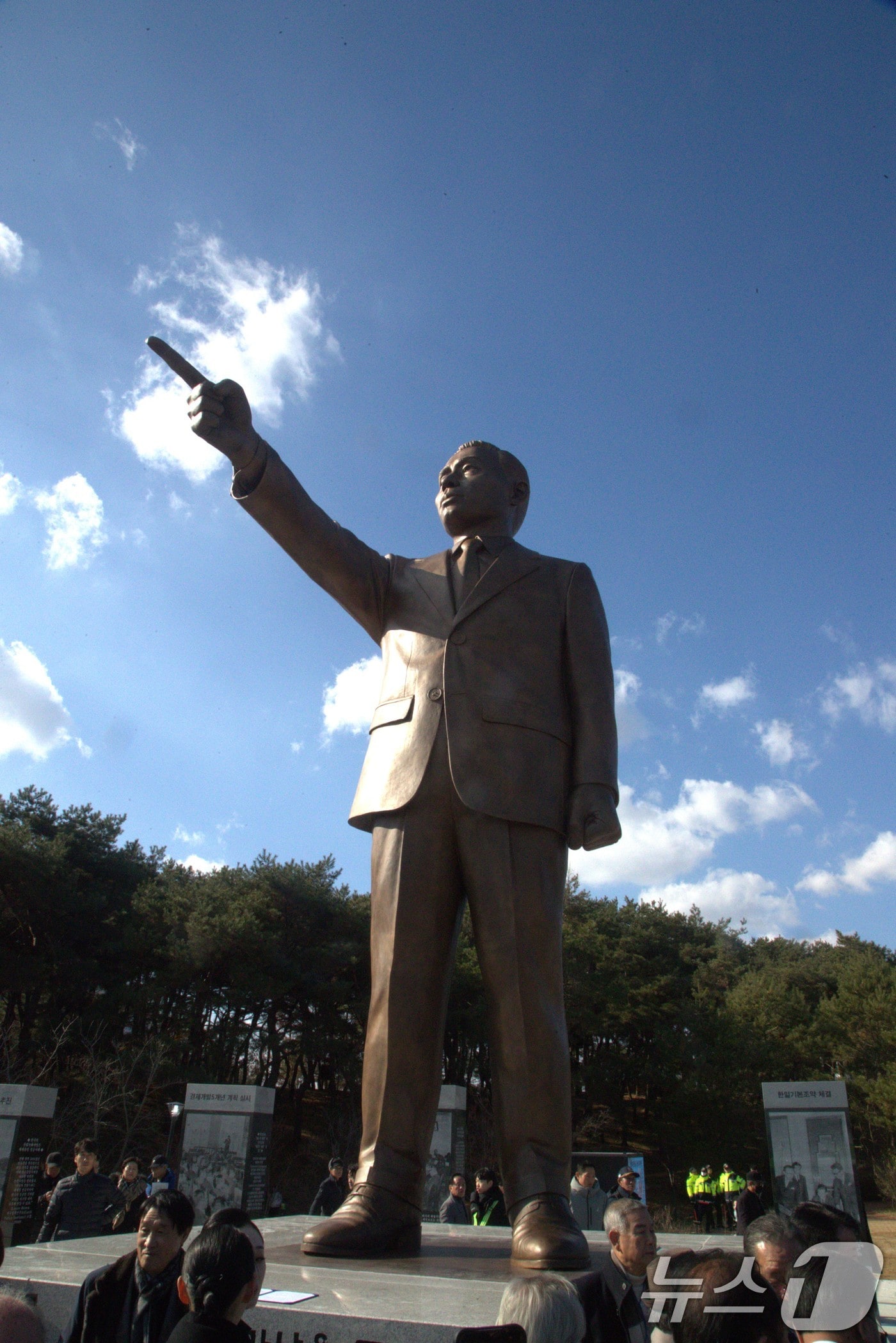 5일 경북 안동시 경북도청 앞 천년숲에서 열린 박정희 전 대통령 동상 제막식에서 박 대통령 동상이 공개되고 있다. 2024.12.5 ⓒ 뉴스1 신성훈 기자
