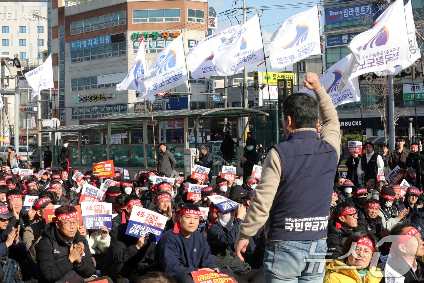 5일 광주 광산구 광주송정역 앞에서 열린 공공운수노조 철도노조 파업 출정식에서 조합원들이 구호를 외치고 있다. 2024.12.5/뉴스1 ⓒ News1 박지현 기자