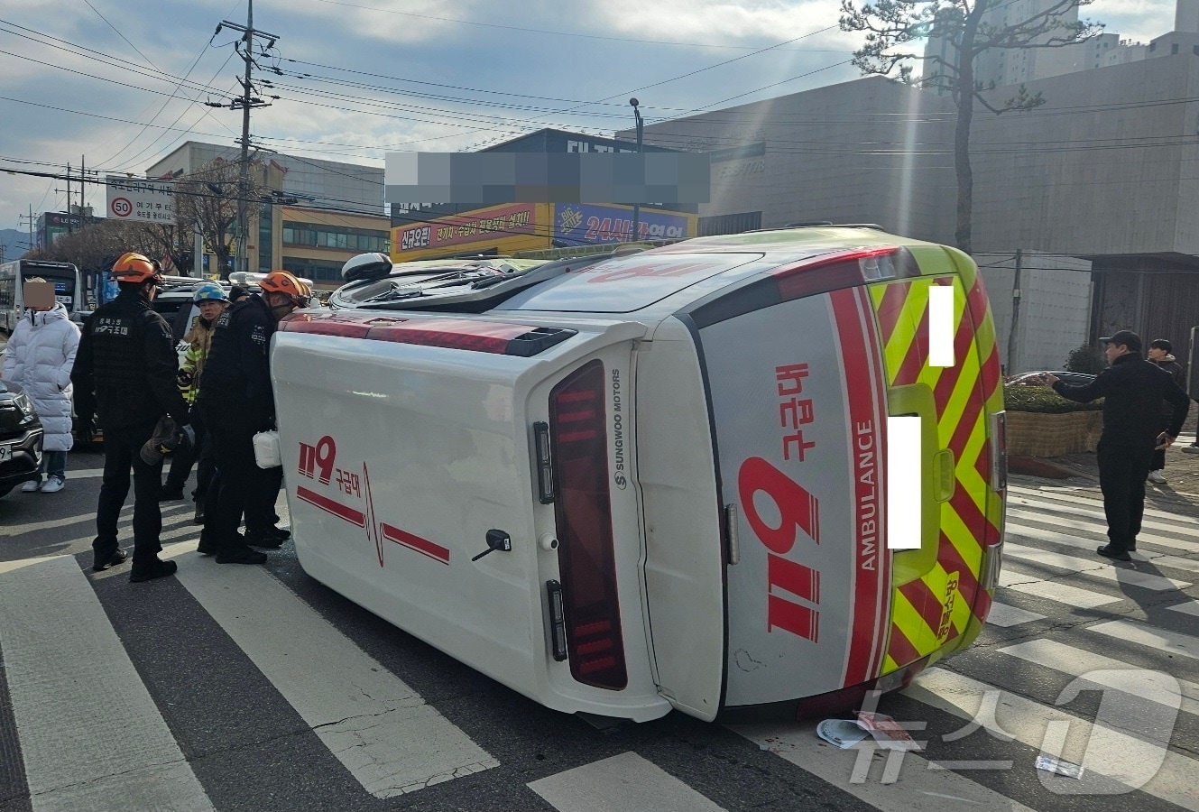 5일 오전 11시53분쯤 충북 충주시 칠금동의 한 교차로에서 구급차와 1톤 화물차가 부딪혀 4명이 다쳤다.&#40;충주소방서 제공&#41;.2024.12.05./뉴스1