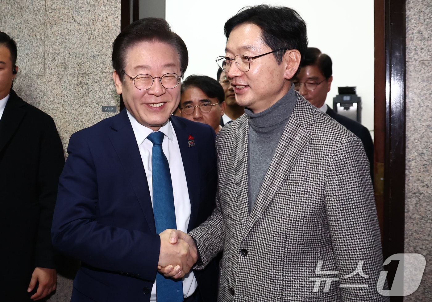 이재명 더불어민주당 대표가 지난해 12월 5일 오후 서울 여의도 국회에서 김경수 전 경남도지사와 접견을 마치고 배웅하고 있다. 2024.12.5/뉴스1 ⓒ News1 김민지 기자
