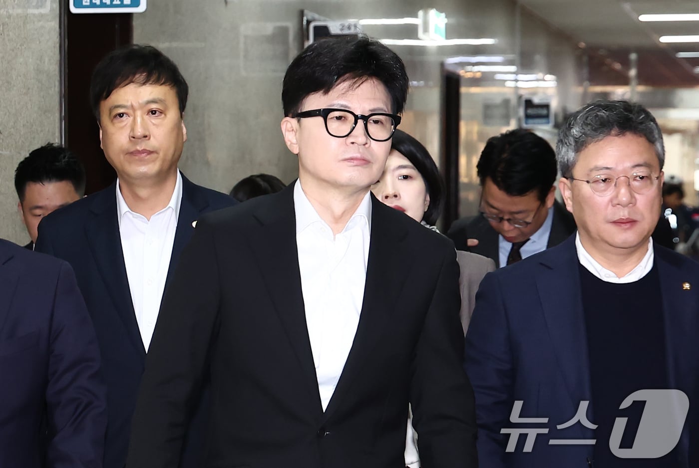 한동훈 국민의힘 대표가 6일 오전 서울 여의도 국회에서 열린 긴급 최고위원회의에 참석하기 위해 이동하고 있다. 2024.12.6/뉴스1 ⓒ News1 김민지 기자