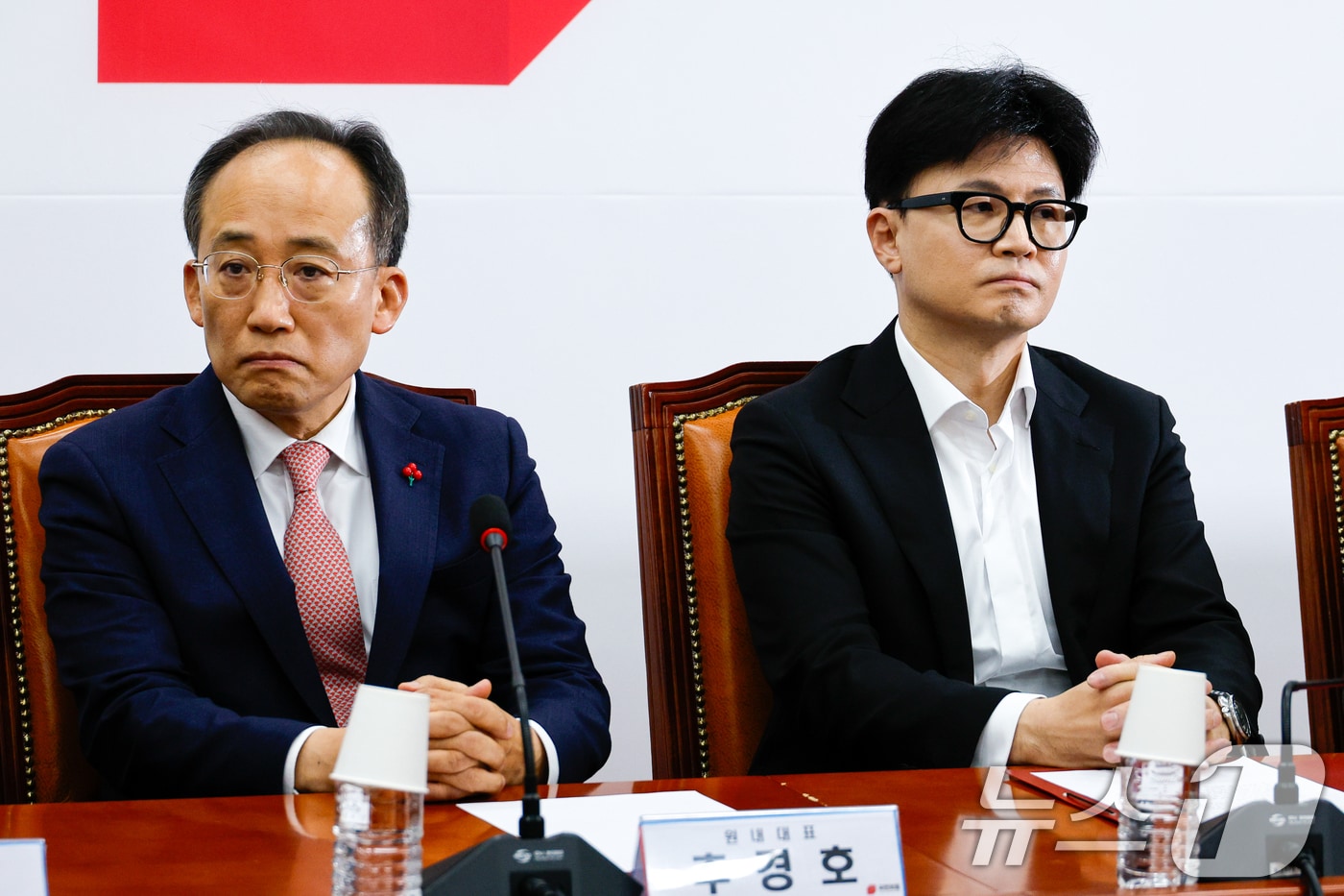 한동훈 국민의힘 대표(오른쪽)와 추경호 원내대표가 6일 오전 서울 여의도 국회에서 열린 긴급최고위원회의에서 비공개 전환을 기다리고 있다. 한 대표는 이날 윤석열 대통령이 비상계엄 당시 주요 정치인을 여인형 방첩사령관에게 체포하도록 지시했다는 의혹 관련 "저는 어제 준비 없는 혼란으로 인한 국민과 지지자의 피해를 막기 위해 이번 탄핵이 통과되지 않게 노력하겠다고 말씀드렸습니다만 새로이 드러나고 있는 사실등을 감안할 때 대한민국과 국민을 지키기 위해 윤 대통령의 조속한 직무집행 정지가 필요하다고 판단한다＂고 말했다. 2024.12.6/뉴스1 ⓒ News1 안은나 기자