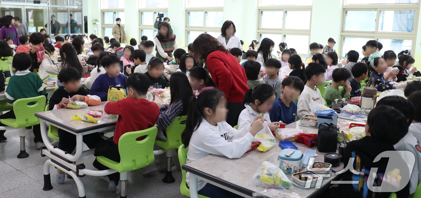 전국학교비정규직연대회의가 총파업에 들어간 6일 울산 남구 두왕초등학교 급식실에서 학생들이 점심으로 도시락을 먹고 있다. 2024.12.6/뉴스1 ⓒ News1 조민주 기자