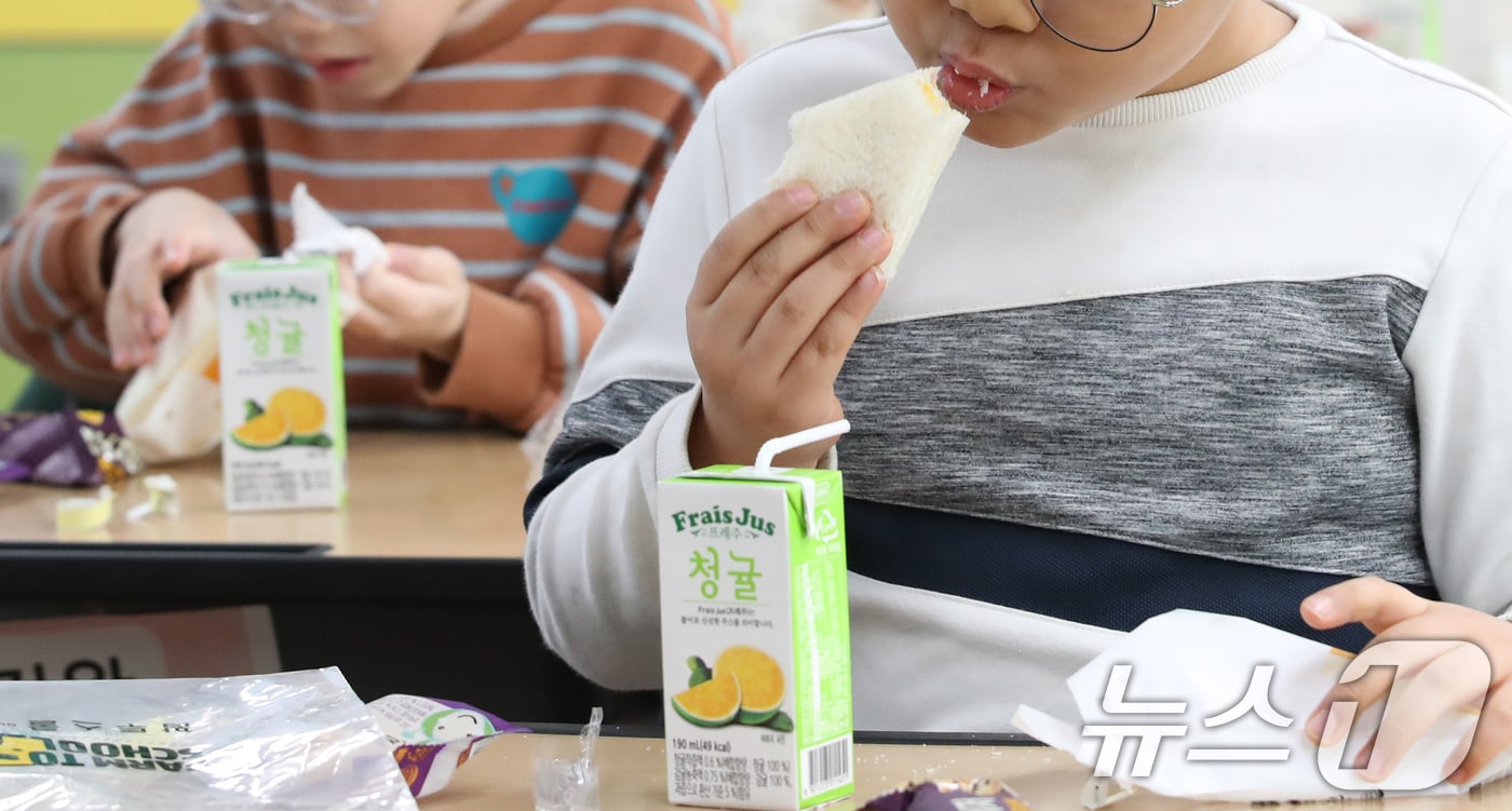 대전의 한 초등학교 교실에서 학생들이 대체 급식을 먹고 있다. /뉴스1